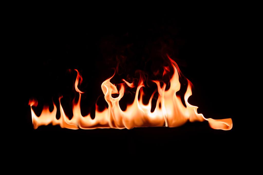 黒の背景に燃える炎のクローズ アップ表示 ロイヤリティフリー写真 画像素材
