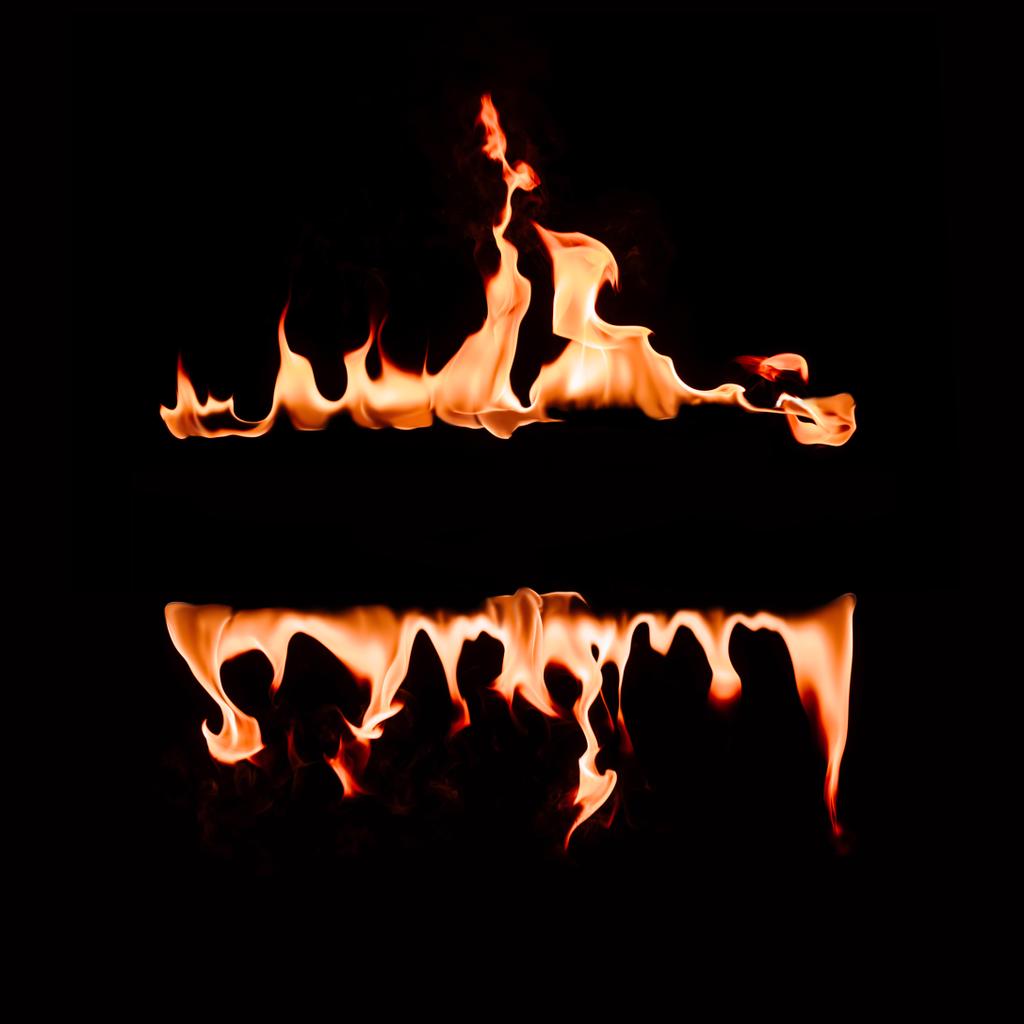 Close-up van brandende vlam lijnen op een zwarte achtergrond - Foto, afbeelding