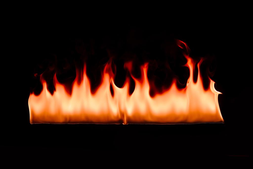 вид горящего оранжевого пламени на чёрном фоне
 - Фото, изображение