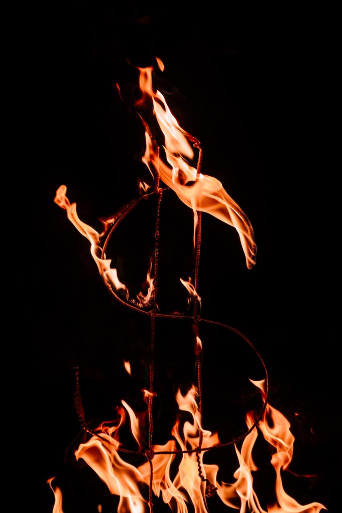 vista de cerca del signo de dólar en llamas aislado en negro
 - Foto, imagen