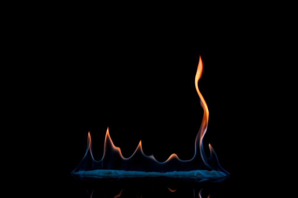 вид небольшого горящего оранжевого и синего пламени на чёрном фоне
 - Фото, изображение