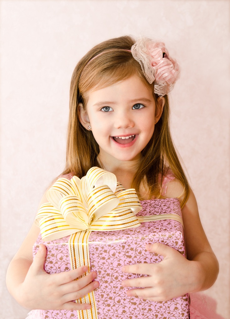 Портрет маленької дівчинки з подарунковою коробкою
 - Фото, зображення