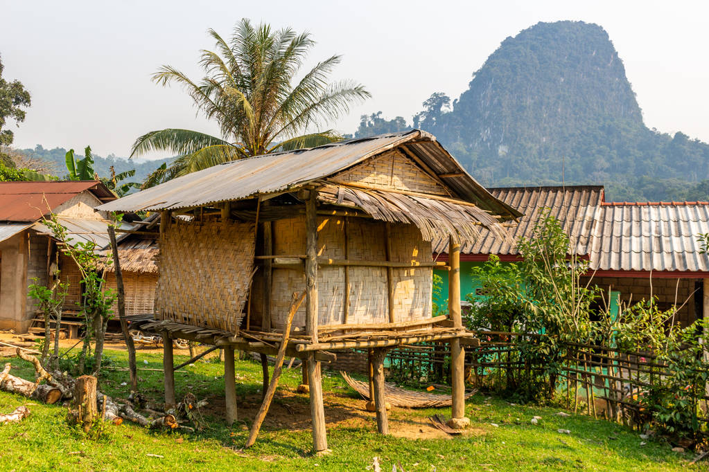 Ban Na, Laos - 10. huhtikuuta 2018: Native hut ympäröi vihreä yhdessä kaukaisimmista etnisistä kylistä Laosissa
 - Valokuva, kuva