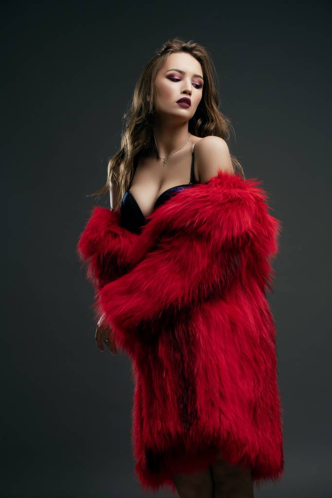 Hermosa chica en lujoso retrato abrigo de piel roja
 - Foto, Imagen
