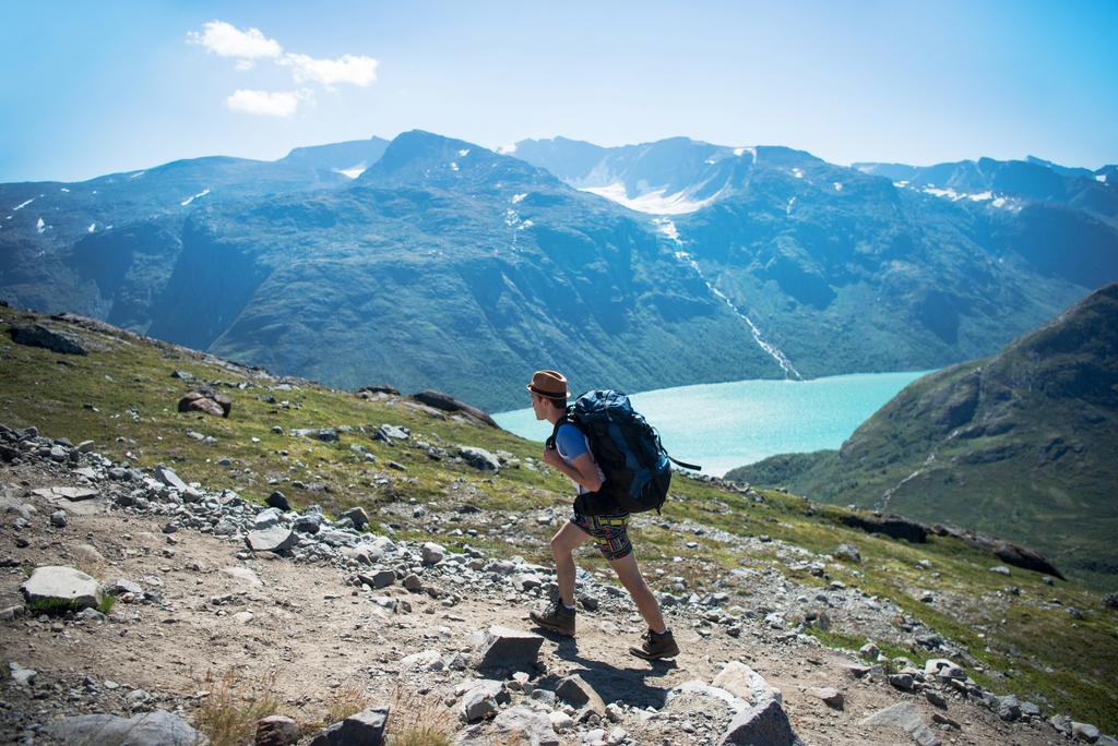 túrázó a hátizsák gyaloglás-ra Besseggen ridge-ért, már több mint Gjende tó Jotunheimen Nemzeti Park, Norvégia - Fotó, kép