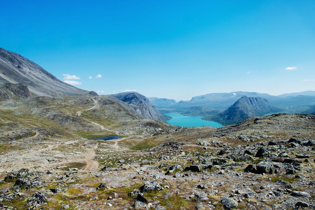 Бессеггенский хребет над озером Гьенде в Национальном парке Йотунхеймен, Норвегия
 - Фото, изображение