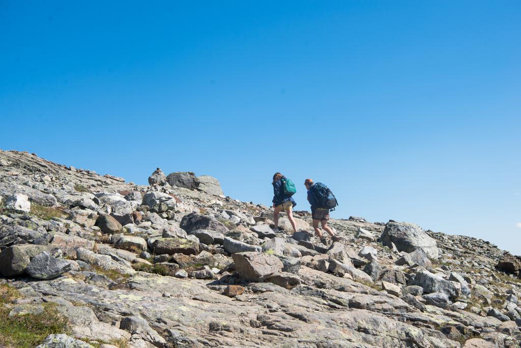 グランドティトン国立公園、ノルウェーの Besseggen 尾根のハイキングのカップル  - 写真・画像
