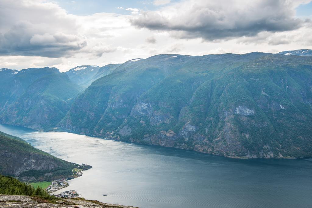 величественный пейзаж с морем и Aurlandsfjord с точки зрения Stegastein, Aurland, Норвегия
 - Фото, изображение