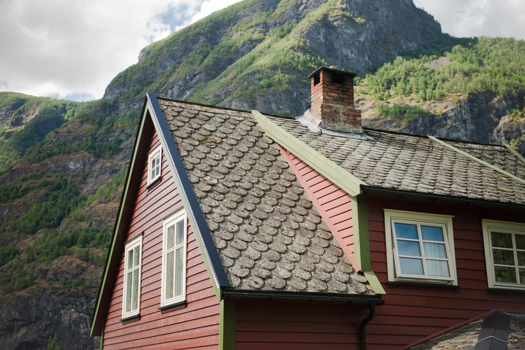 alacsony, szög, kilátás gyönyörű faház Flam falu és fenséges hegyek, Aurlandsfjord (Aurlandsfjorden), Norvégia - Fotó, kép