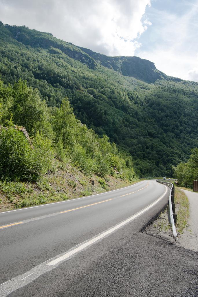 пустая асфальтовая дорога и красивые горы, покрытые зеленой растительностью, Aurlandsfjord, Flam (Aurlandsfjorden), Норвегия
 - Фото, изображение
