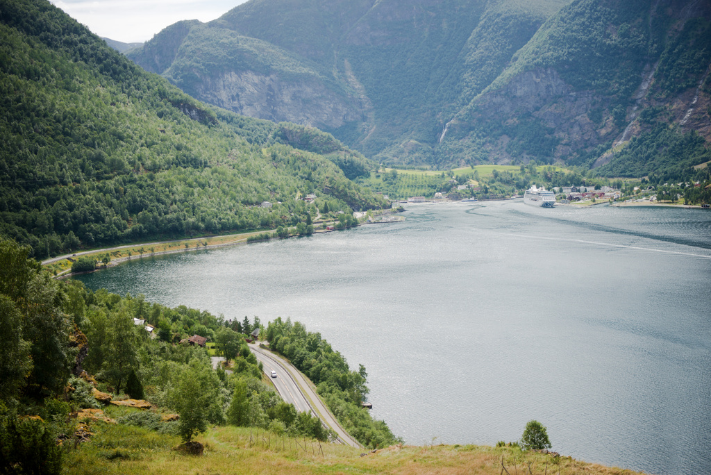 пташиного польоту величний пейзаж з гори та спокійні води в Макаді village, Aurlandsfjord, (Aurlandsfjorden), Норвегія - Фото, зображення