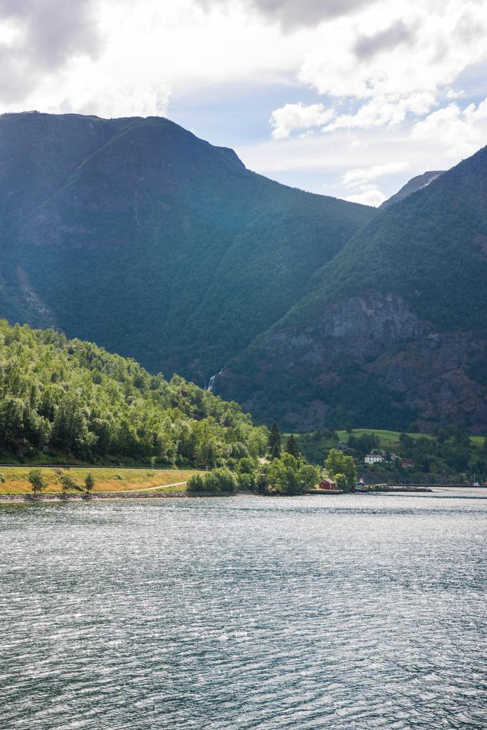 красивый спокойный пейзаж с величественными горами и озером в Норвегии
 - Фото, изображение