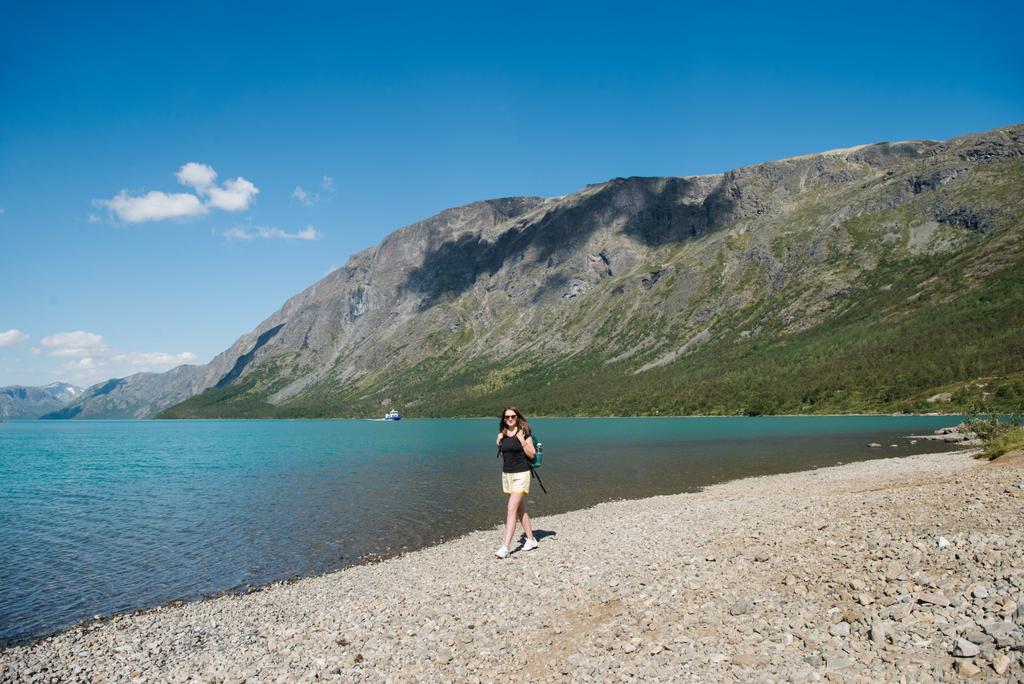 hermosa joven con mochila caminando cerca del lago Gjende, cresta Besseggen, Parque Nacional Jotunheimen, Noruega
 - Foto, imagen
