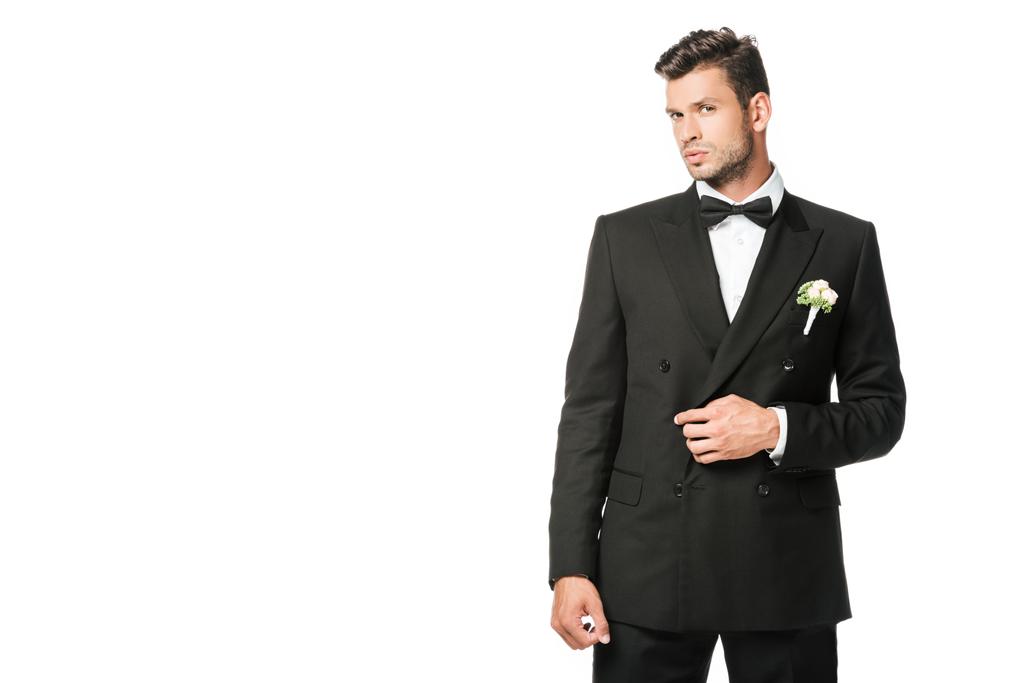 beau jeune marié en costume élégant avec boutonnière regardant la caméra isolée sur blanc
 - Photo, image