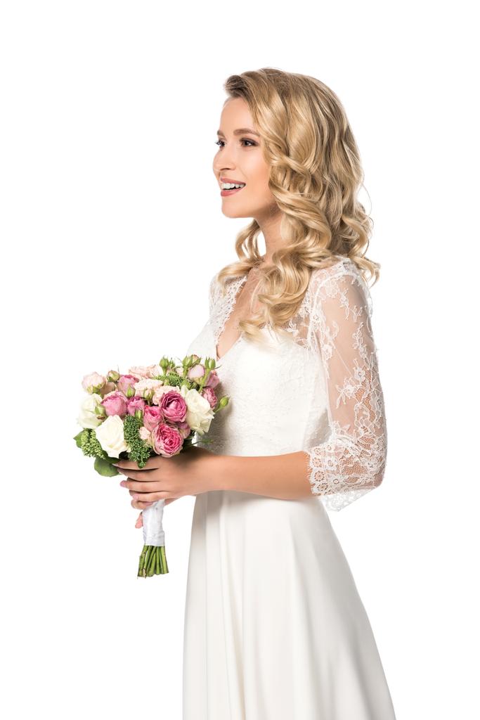 mariée heureuse tenant bouquet et regardant loin isolé sur blanc
 - Photo, image