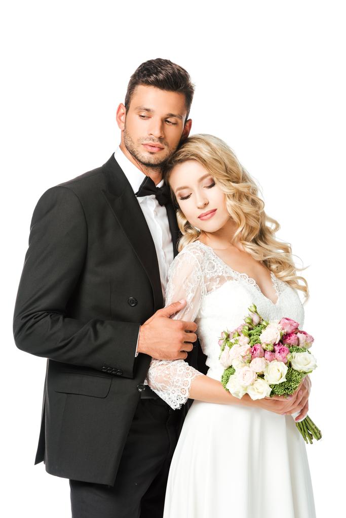 schöne junge Braut und Bräutigam mit geschlossenen Augen isoliert auf weiß - Foto, Bild