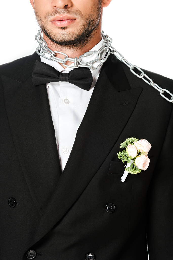 plan recadré de marié avec boutonnière et chaîne nouée autour du cou isolé sur blanc
 - Photo, image