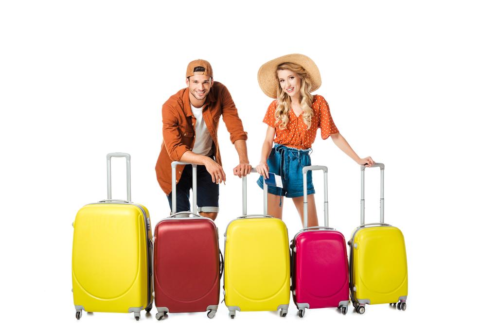 hymyilevä vastanainut pari järjestetty matkalaukut ympärillä eristetty valkoinen
 - Valokuva, kuva