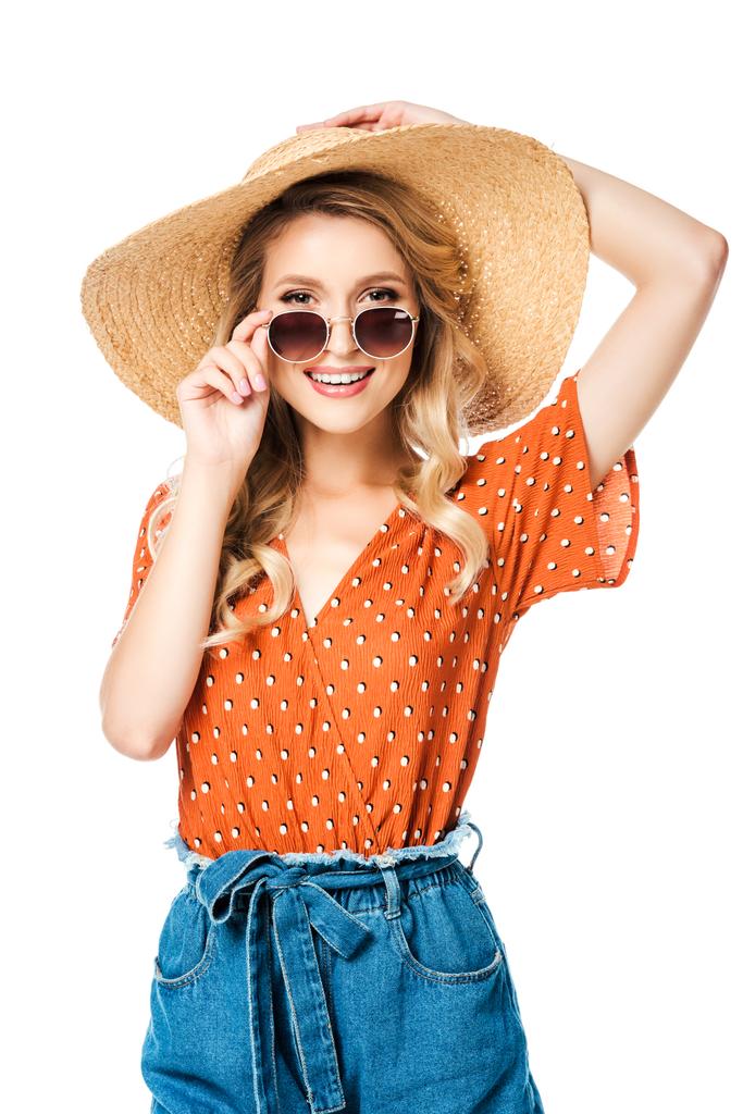 retrato de hermosa mujer feliz en sombrero de paja y gafas de sol posando aislado en blanco
 - Foto, Imagen