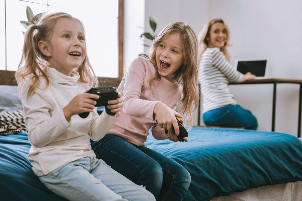 Alegre feliz niñas jugando juegos
 - Foto, imagen