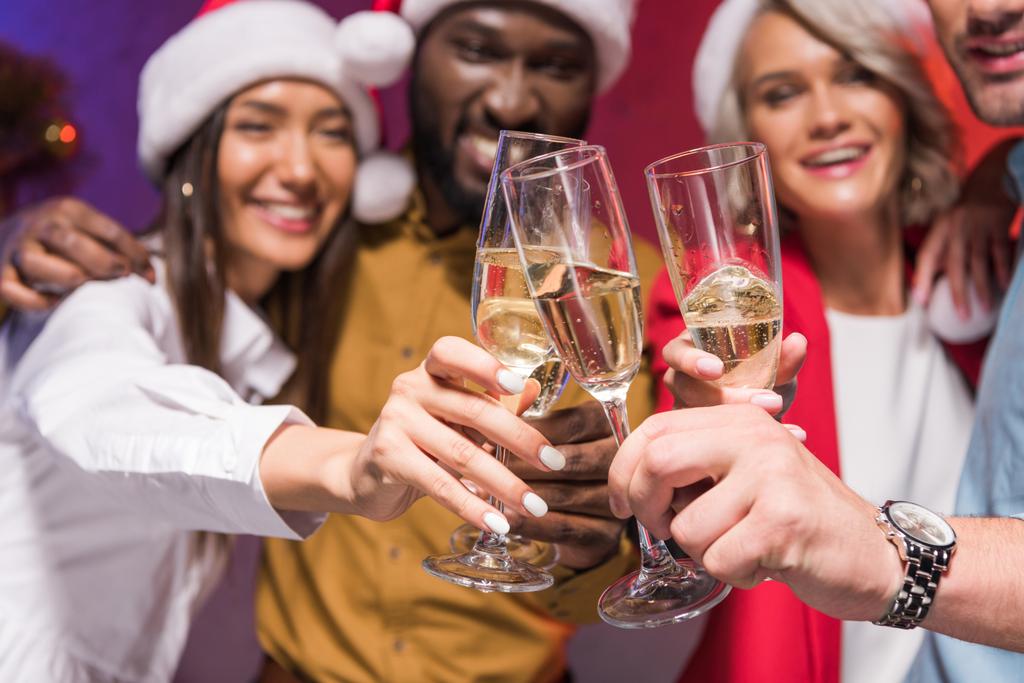 szelektív összpontosít, a multikulturális üzletemberek új év vállalati partin pezsgő szemüveg csengő  - Fotó, kép