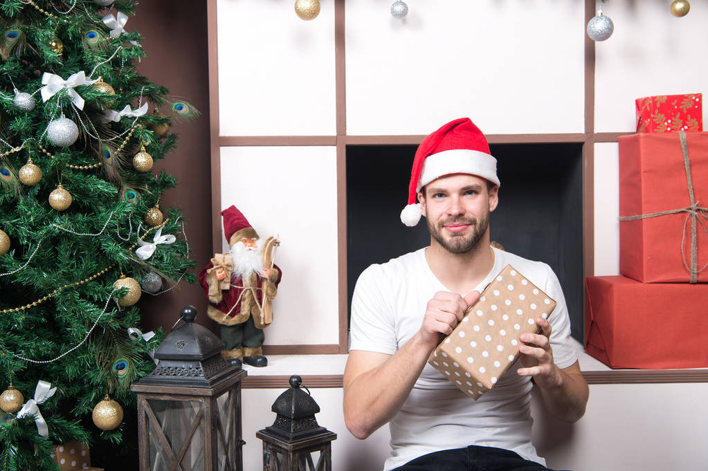 Mann mit Geschenkbox am Weihnachtsbaum - Foto, Bild