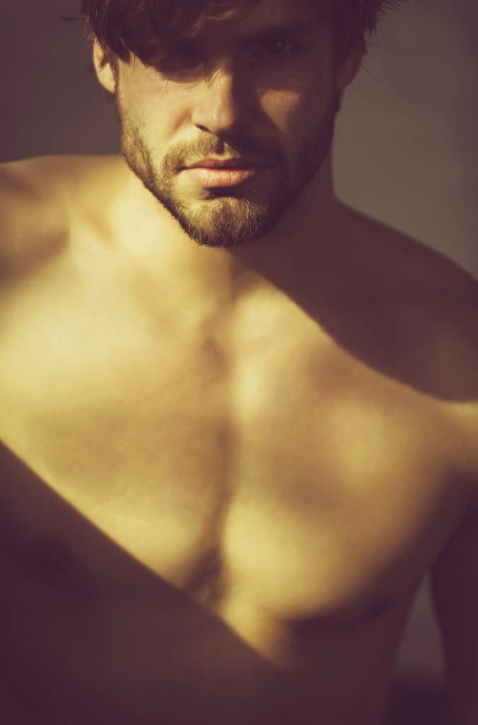 Komea mies parta tai seksikäs lihaksikas macho
 - Valokuva, kuva