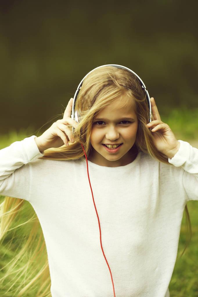μικρό κορίτσι σε μουσική hearphone - Φωτογραφία, εικόνα