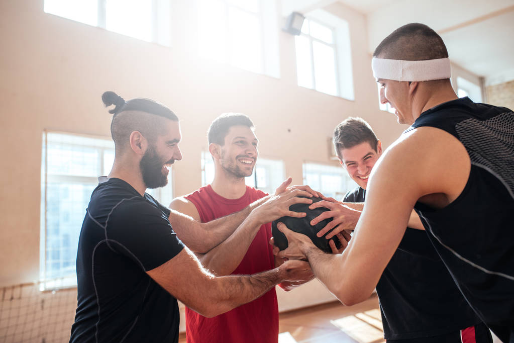 Basketball joueurs ayant réunion d'équipe
, - Photo, image