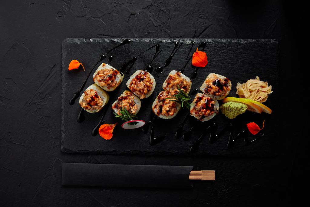 Blick von oben auf köstliche Sushi-Rolle mit cremigem Aal und Kimchi-Mayonnaise - Foto, Bild