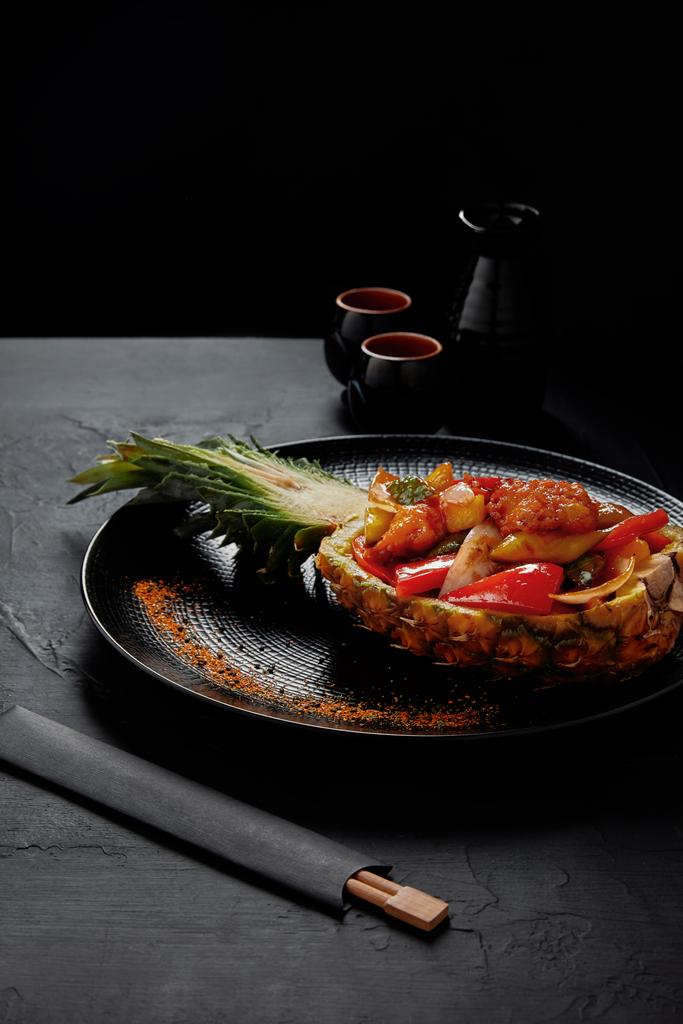 gourmet japanilainen ruokalaji tarjoillaan puoliksi grillattu ananas ja syömäpuikot
 - Valokuva, kuva
