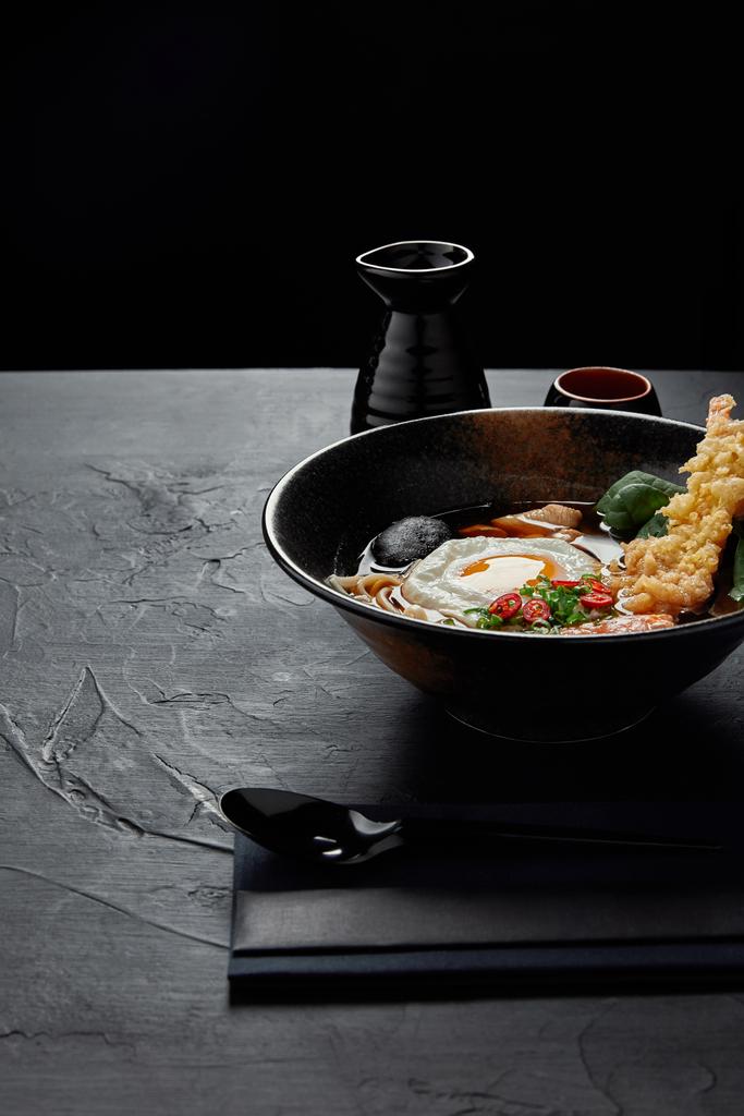 deliziosa zuppa tradizionale giapponese in ciotola con bacchette e cucchiaio
  - Foto, immagini