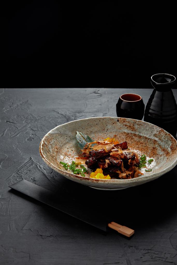 gourmet tradicional japonés gourmet en plato y palillos
  - Foto, imagen