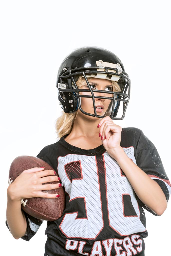 sportieve jongedame american Football uniform met bal geïsoleerd op wit - Foto, afbeelding