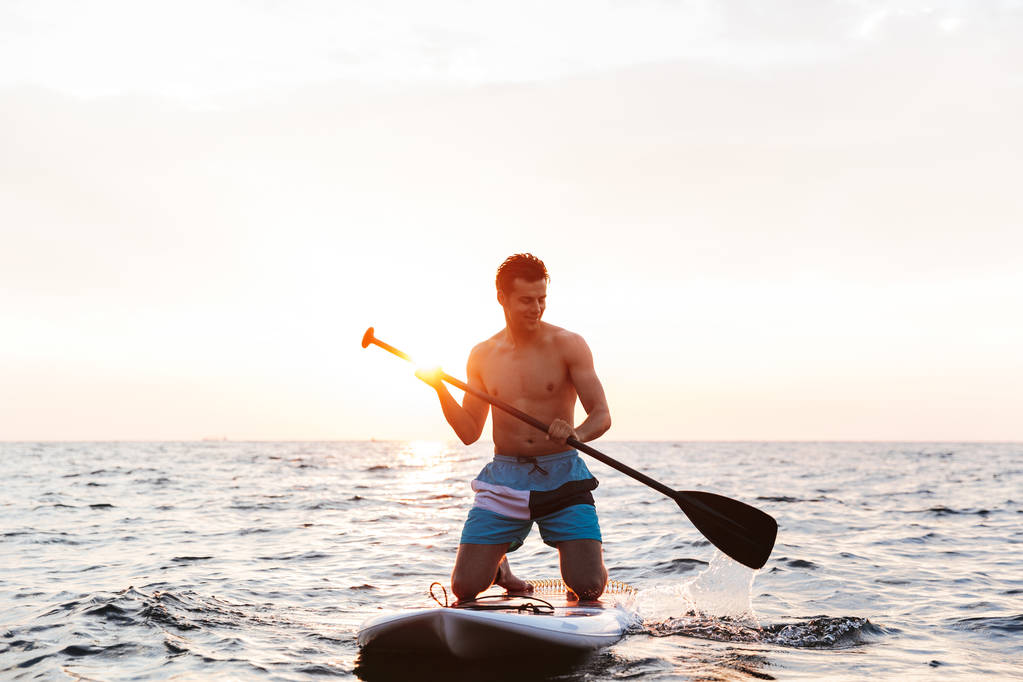 Imagen de un joven guapo navegando en kayak por el mar del lago
. - Foto, Imagen