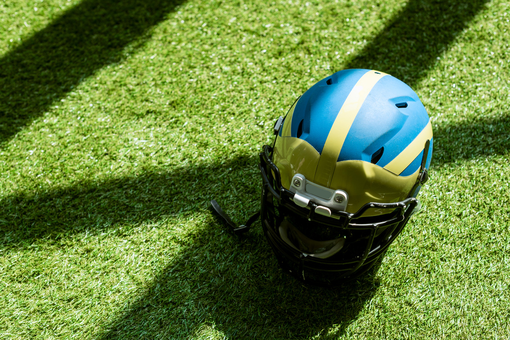 vista ad alto angolo del casco da calcio americano su erba verde
 - Foto, immagini