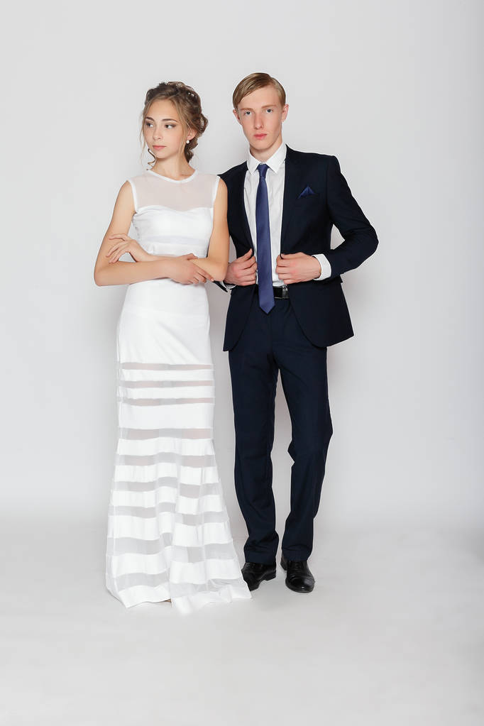jovem casal de moda em um fundo cinza no estúdio
 - Foto, Imagem