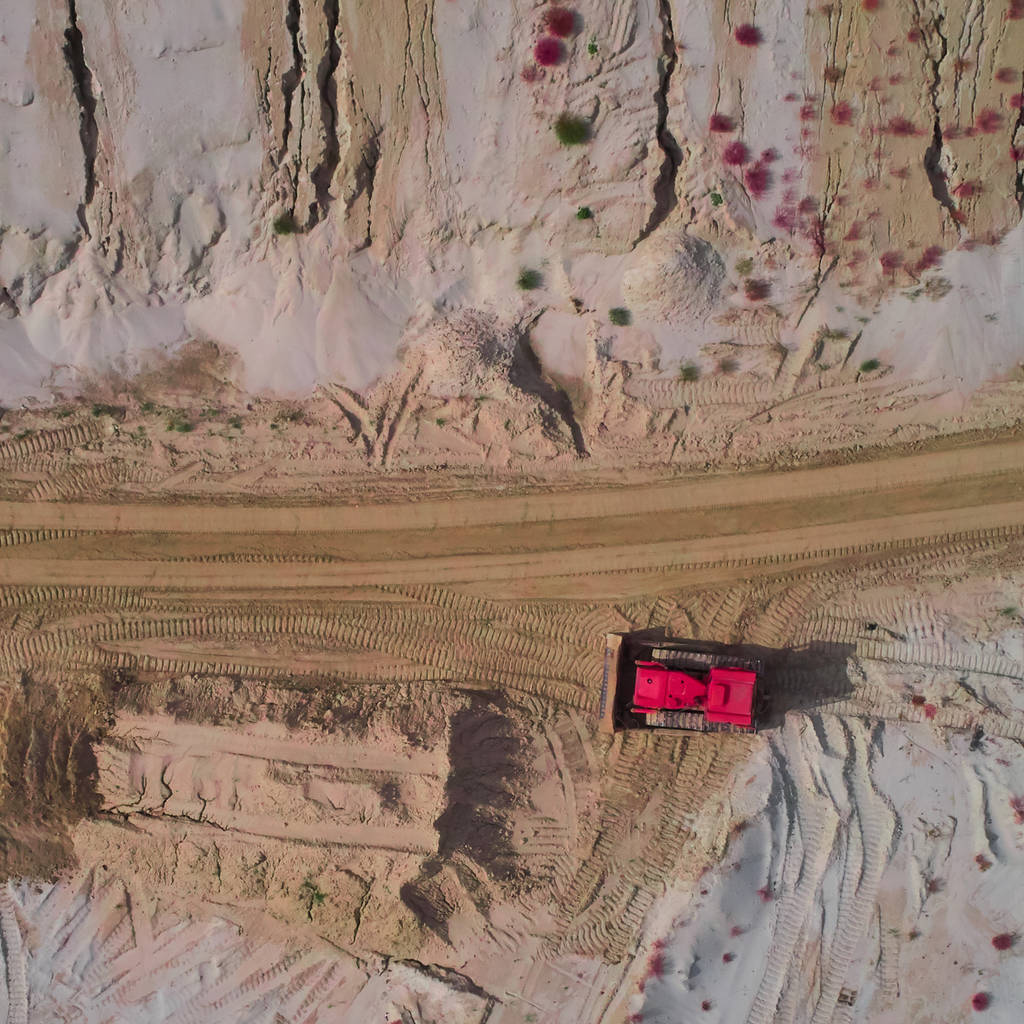 Widok z lotu ptaka piasek kamieniołomu z spychacz - Zdjęcie, obraz
