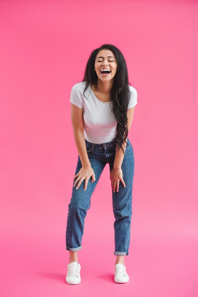 jeune femme afro-américaine riant sur fond rose
  - Photo, image