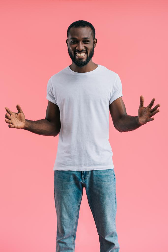 щасливий афроамериканський чоловік з простягнутими руками ізольовано на рожевому
  - Фото, зображення