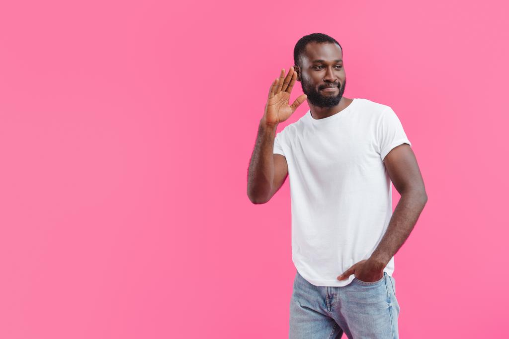 retrato de hombre afroamericano sonriente saludando a alguien aislado en rosa
  - Foto, imagen