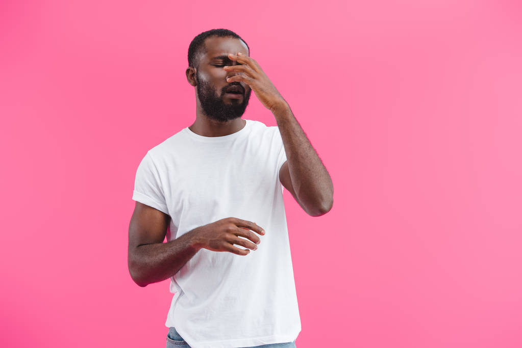 πορτρέτο του σοκαρισμένος αφρικανική αμερικανική άνθρωπος σε λευκό πουκάμισο που απομονώνονται σε ροζ  - Φωτογραφία, εικόνα
