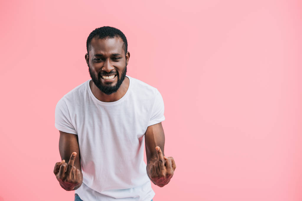 портрет веселого афроамериканця, що показує середні пальці ізольовані на рожевому
  - Фото, зображення