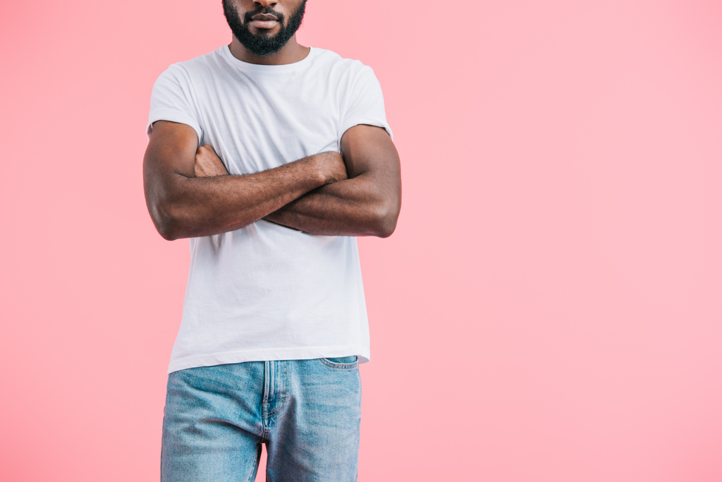 vista parziale dell'uomo afroamericano con le braccia incrociate in abiti casual isolati su rosa
  - Foto, immagini