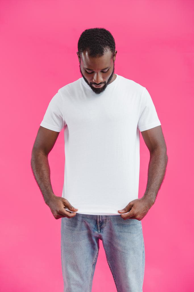 nézi a rózsaszín elszigetelt fehér ing afrikai amerikai férfi portréja  - Fotó, kép