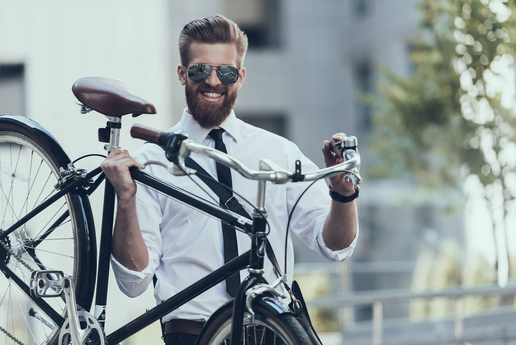 仕事で自転車に乗って若いハンサムな実業家。環境にやさしい交通機関、健康的なアクティブなライフ スタイル。ビジネスマンの街路の仕事に自転車に乗る。ビジネス コンセプトです。ライフ スタイルのコンセプト. - 写真・画像