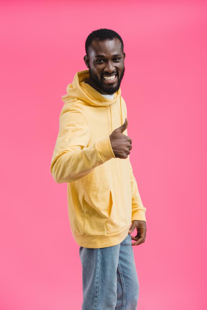 ευτυχισμένος αφρικανική αμερικανική άνθρωπος που κάνει τον αντίχειρα επάνω χειρονομία που απομονώνονται σε ροζ φόντο - Φωτογραφία, εικόνα