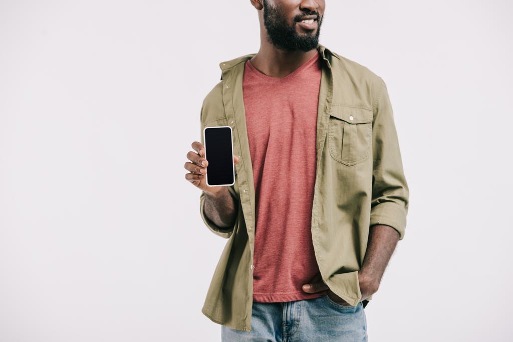 immagine ritagliata di uomo afroamericano mostrando smartphone con schermo bianco isolato su bianco
 - Foto, immagini