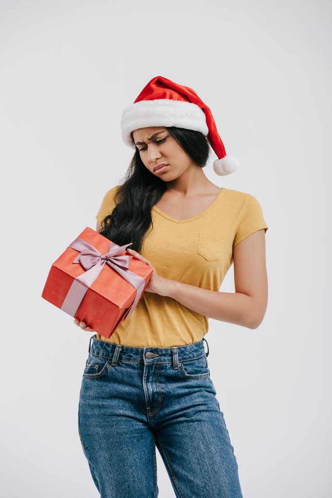 aufgebracht afrikanisch-amerikanische Mädchen mit Weihnachtsmann hält Geschenk isoliert auf weiß - Foto, Bild