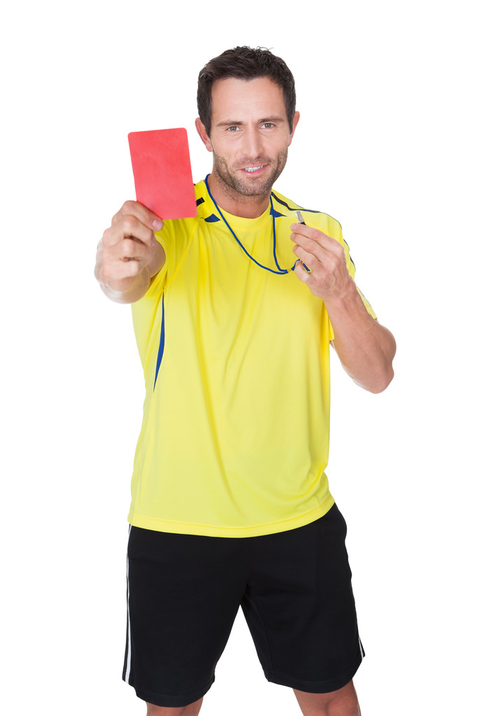 Juez de fútbol silbando y mostrando tarjeta amarilla
 - Foto, imagen
